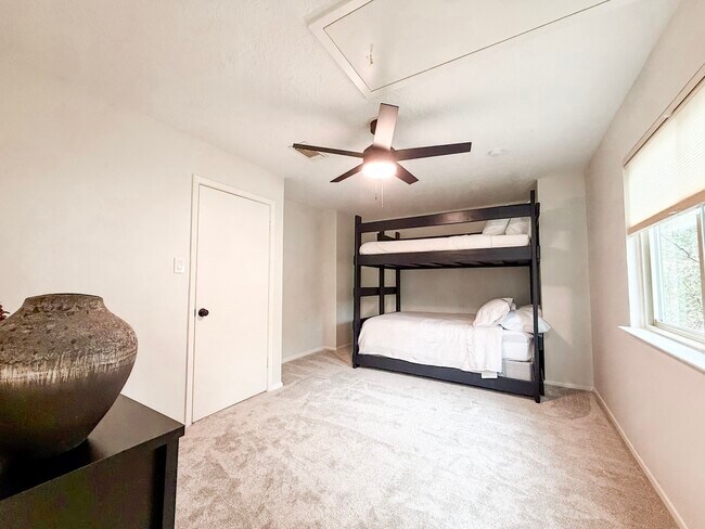 Building Photo - 29 Pinewood Forest Ct