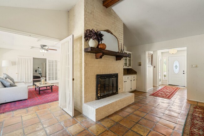 Building Photo - 106 Angela Dr