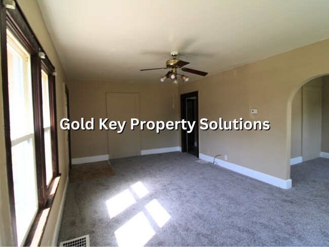 Building Photo - Spacious 2 BR 1 BA House with Nice Covered...