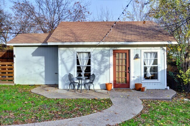 Building Photo - 1707 Thomas Pl