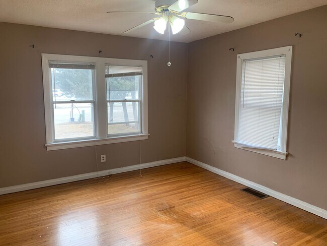 Building Photo - 4-bedroom house for RENT