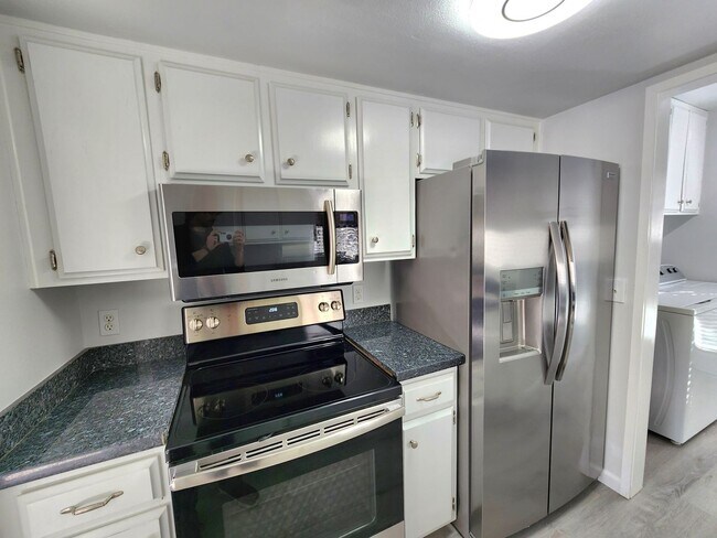 Building Photo - Gorgeous 2 bedroom 2 bath in TAPATIO COVE