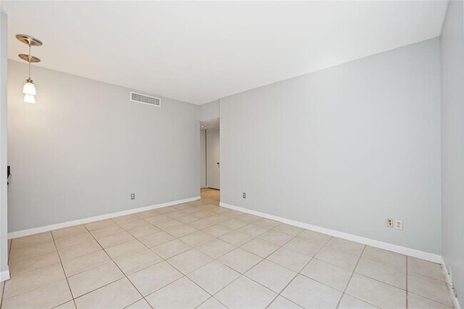 Building Photo - 2822 Briarhurst Dr