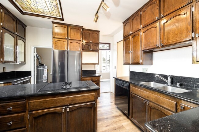 Building Photo - Beautiful 2bed/2bath Victorian style home with extra room for an office and bonus attic room!