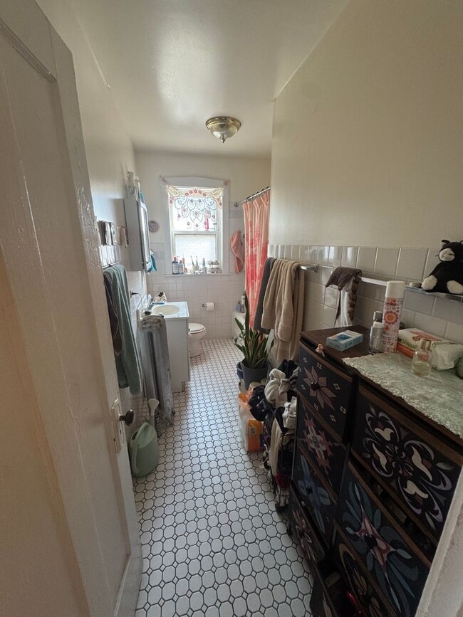 Building Photo - 3348-1 W Sunnyside 2bed/1bath