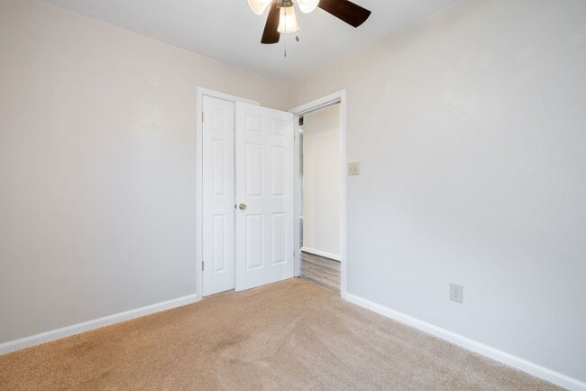 Building Photo - Beautiful 3 bedroom 2 bath house w/attached garage.