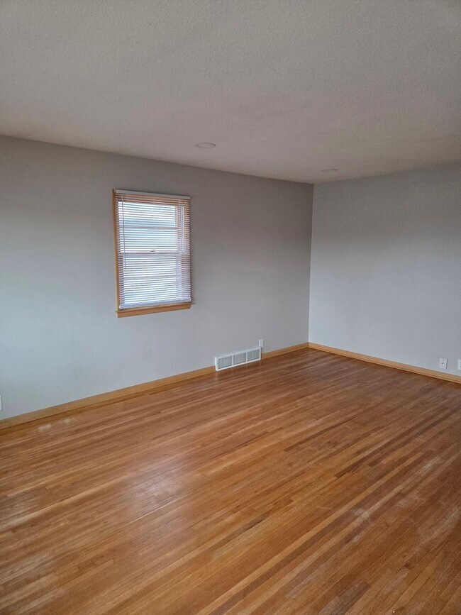 Building Photo - 3 bed 1.5 bath, 1 car garage, with fenced in backyard, newly remodeled!