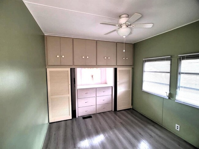 Building Photo - 407 51st Ave Terrace W