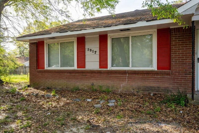 Building Photo - 1917 Watkins Dr