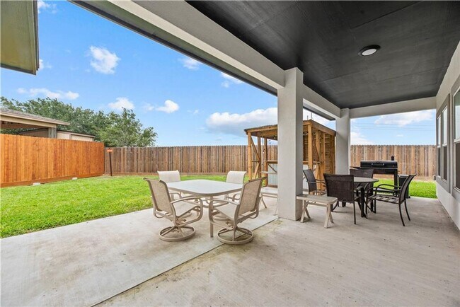 Building Photo - 4 Bedroom | 3 Bathroom | Centrally Located