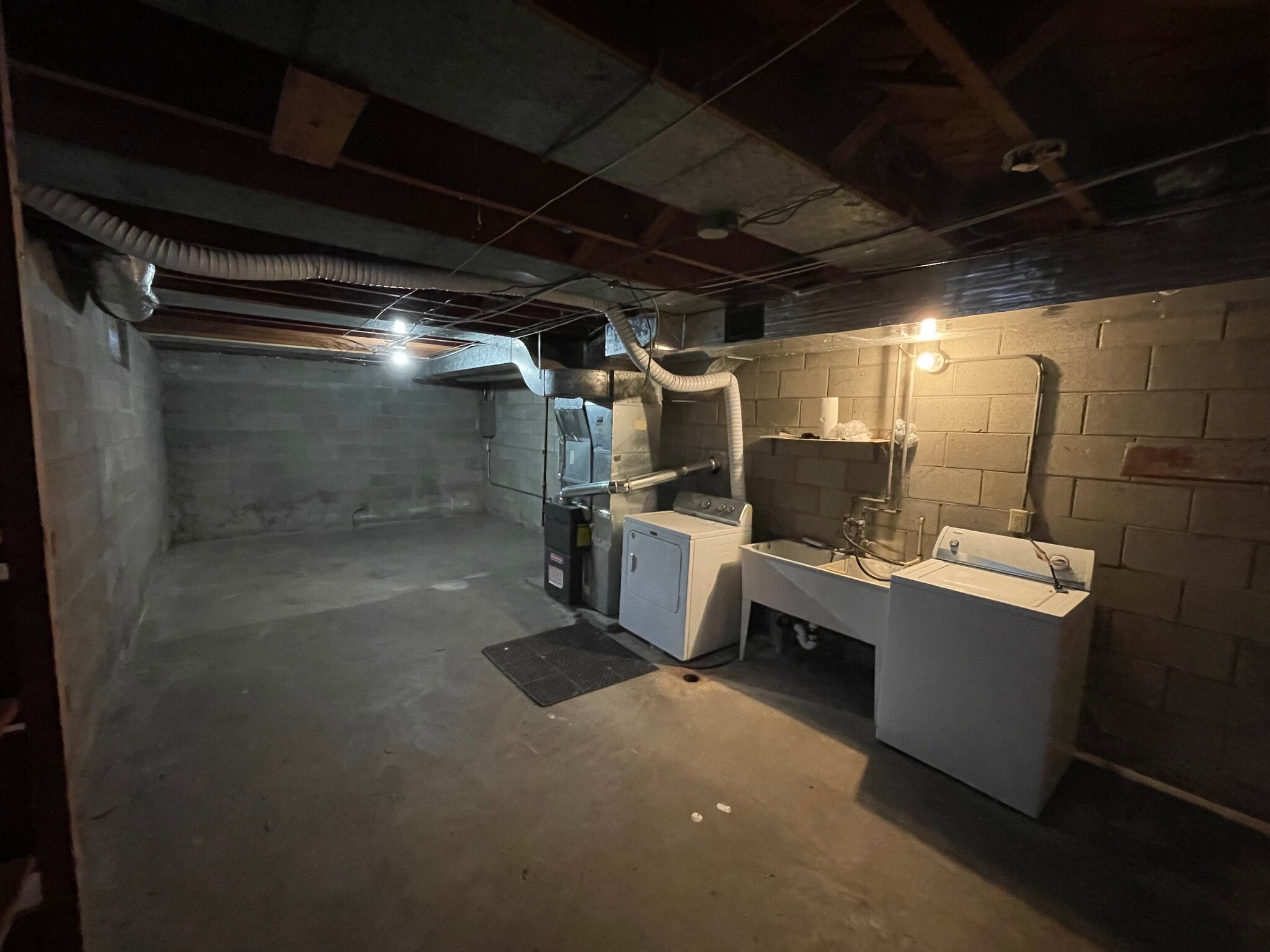 Large Private Basement - 237 Tenny Ave