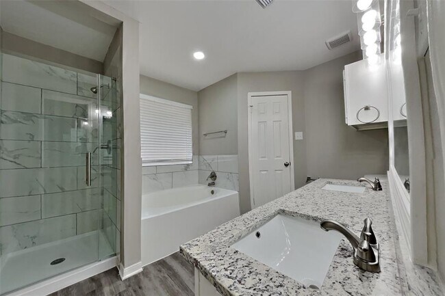 Building Photo - 2602 Clear Ridge Dr