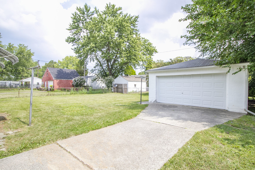 Building Photo - 3350 Beaumont Dr