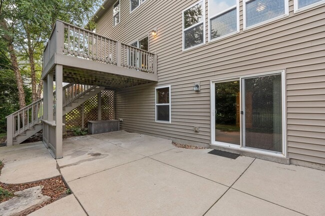 Building Photo - Stunning Former Display Home on a Quiet Cu...