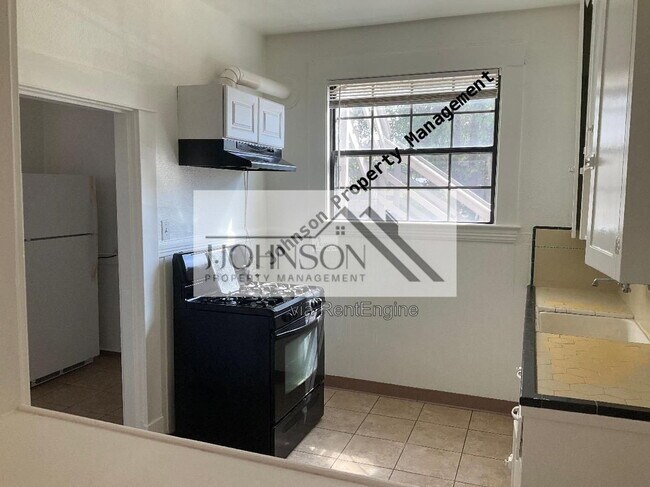 Building Photo - 830 N Van Buren St