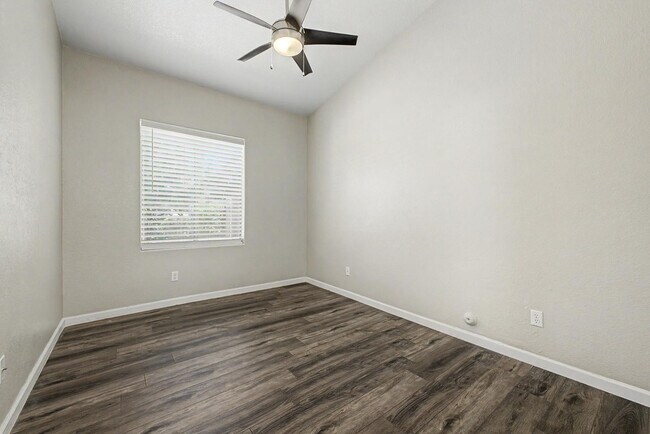 Building Photo - 1331 W Blue Ridge Ct