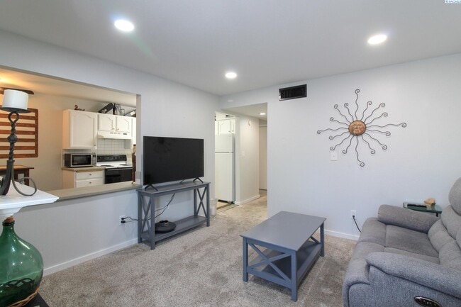 Building Photo - Fully Furnished 1 Bed, 1 Bath Apartment in...