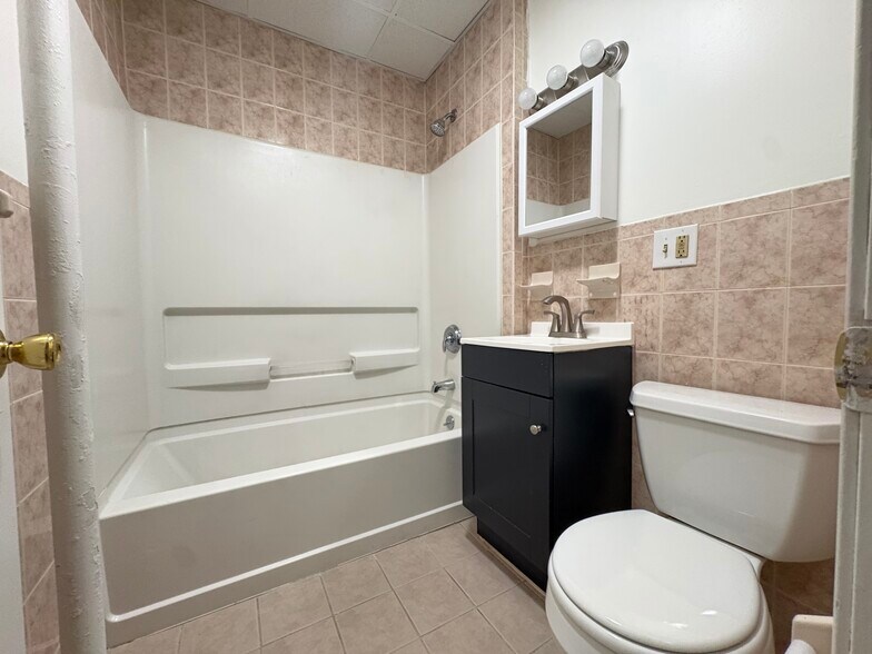 179 W 48th St 7 - 183 W 48th St