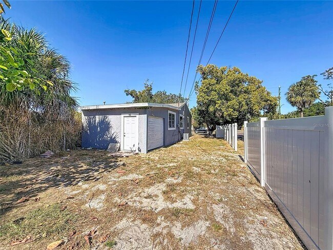 Building Photo - 2100 28th Ave N