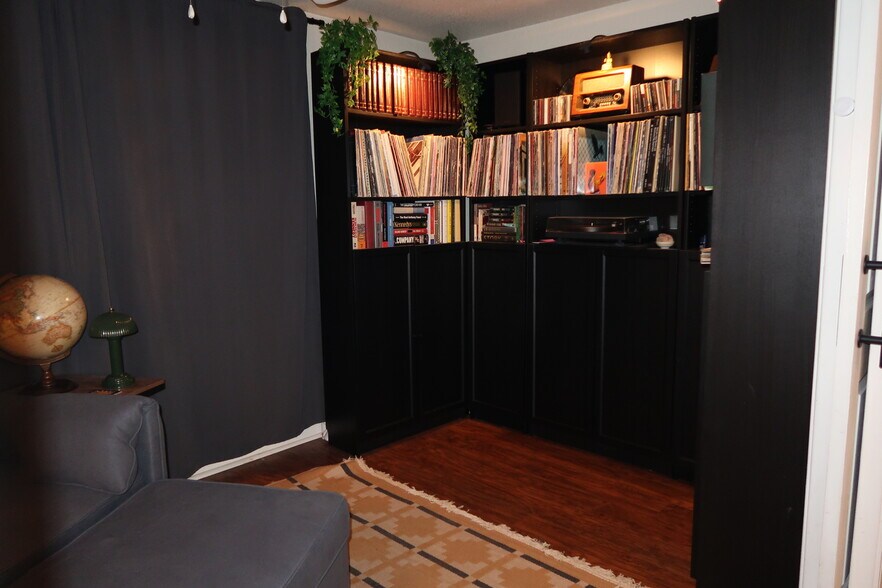 Building Photo - 11002 Lakeside Dr