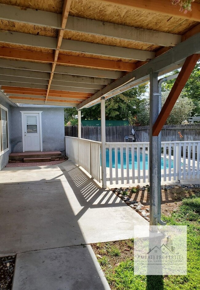 Building Photo - Beautiful 3 bedroom 2 bath with pool "MOVE-IN SPECIAL"