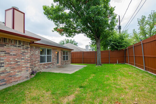 Building Photo - 6718 Valley Branch Dr