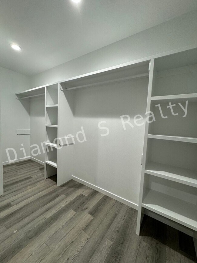 Building Photo - 2124 N Bradbury Ln