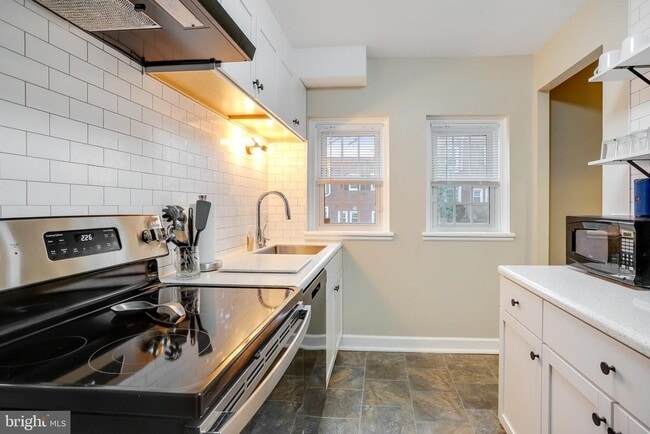 Building Photo - 2803 S Columbus St