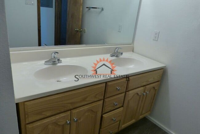 Building Photo - Super cute 2 bedrooms 1 bath apartment.