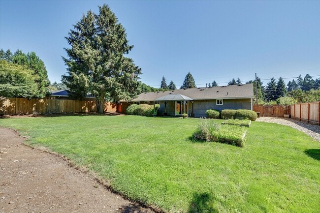Building Photo - Live in One of Lake Oswego's Most Convenie...
