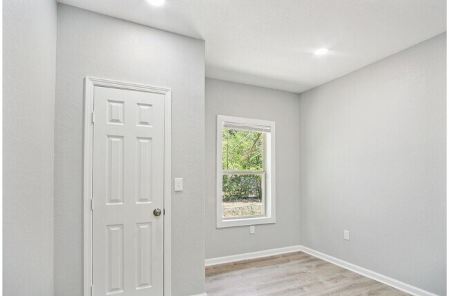 Building Photo - Charming and Modern Living Near Downtown San Antonio