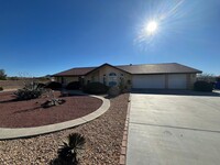 Building Photo - Home available in Desert Knolls!!