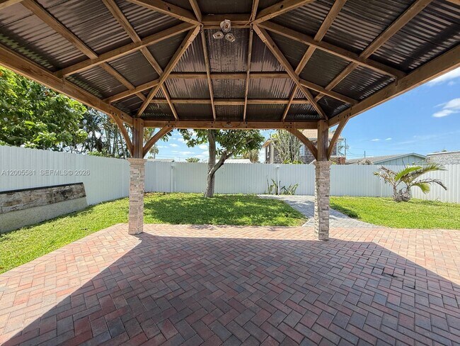 Building Photo - 123 1st St