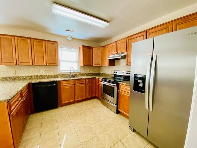 Building Photo - Beautiful and Spacious 3bdrm/2.5bth Home C...