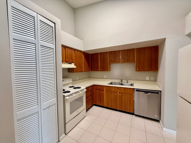Building Photo - Cute 3/2 Townhome in Winter Park - close t...