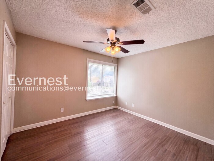 Building Photo - 2719 Meadowgrass Ln