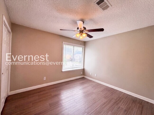 Building Photo - 4 Bed, 2.5 Bath with Fenced Yard & Garage / Pet-Friendly / Available Now!