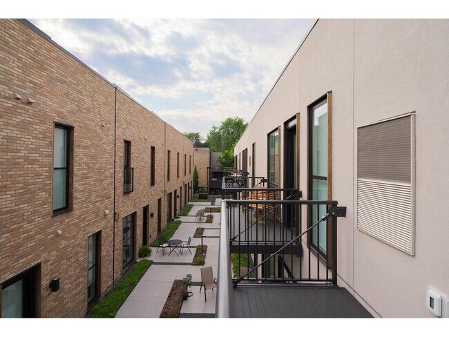 Building Photo - 182 West Dr