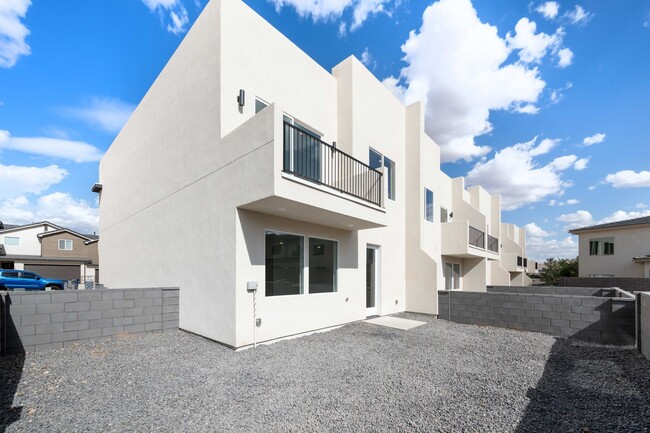 Building Photo - Cornerstone Beauty! HUGE Private yard.