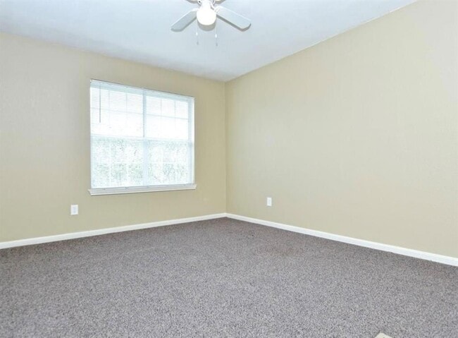 Building Photo - 554 E Cedar St