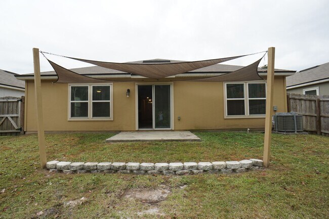 Building Photo - 4/2 Big Family Home In Adams Lake Availabl...