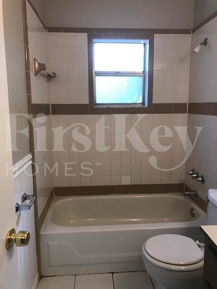 Building Photo - 4804 Oriole Dr