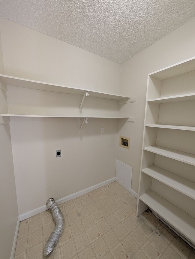 Building Photo - Private Black Mountain Rental!