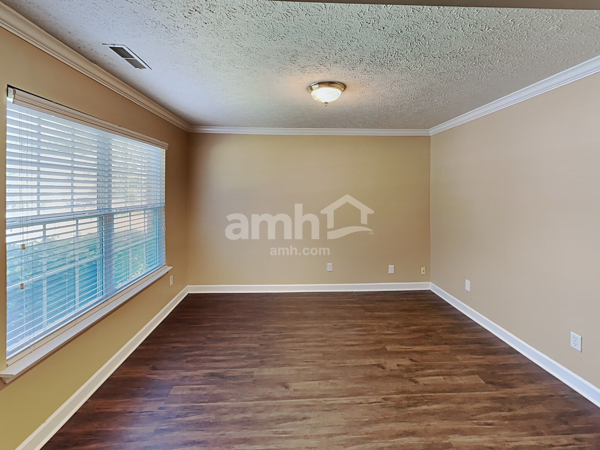 Building Photo - 8028 Meadowview Ln