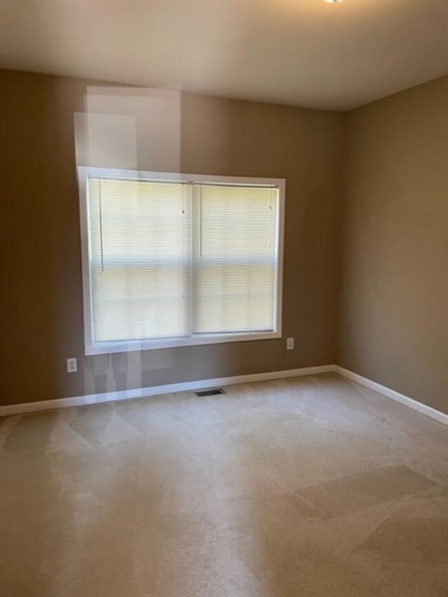 Building Photo - Spacious 4 Bedroom, 2.5 Bath Home in Brookmere West