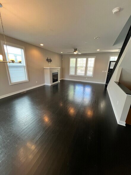 Living Room/ Main Entry - 1335 N Grant Ave