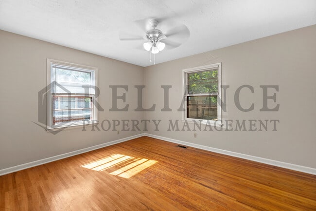 Building Photo - 921 S Royal Rd