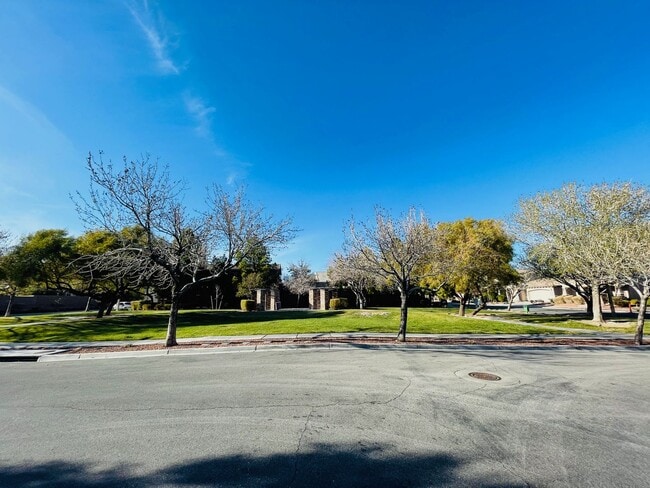 Building Photo - Coming Soon: 3 Bd, 3 Bth, Entertainer's Ki...