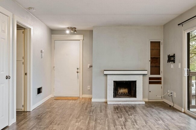 Building Photo - Spacious 1-bdrm/1-bath condo in quiet neighborhood. Balcony, 2 parking spaces, fireplace, hot tub...