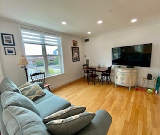 Building Photo - 65 Chelsea St